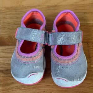 Place Toddler sz 6 sneakers